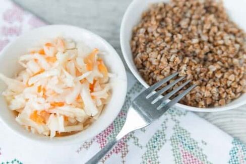 Porridge e ensalada de trigo mouro
